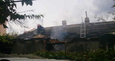 Galerie FOTO. Incendiu devastator  în Constanța.  O bătrână  a rămas fără casă! - 2