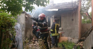 Stire din Eveniment : Imaginile dezastrului - CASĂ DIN CONSTANȚA, MISTUITĂ DE FLĂCĂRI! - Update