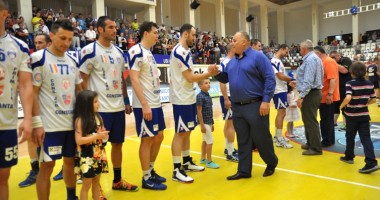 Stire din Sport : Galerie FOTO. HCM Constanța a primit Trofeul Ligii Naționale după victoria cu Timișoara