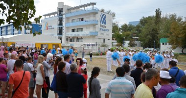 Stire din Cultură-Educație : Târgul Gaudeamus, întâmpinat cu fanfară la Mamaia