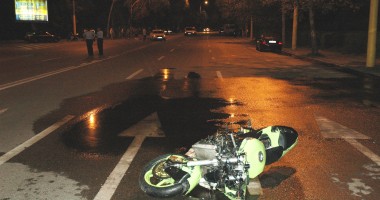 Stire din Eveniment : Atenție! IMAGINI ȘOCANTE! Motociclist din CONSTANȚA, OMORÂT sub roțile unei mașini