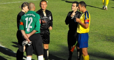 Stire din Sport : Fotbal / FIFA dorește ca la un meci doar căpitanul de echipă să se poată adresa arbitrului
