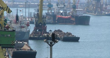 Stire din Economie : În porturile Constanța și Midia: 32 nave sub operațiuni de încărcare - descărcare