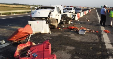Stire din Eveniment : GALERIE FOTO / Accident rutier GRAV pe A4. ȘAPTE VICTIME, dintre care TREI COPII