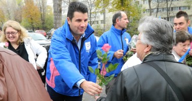 Stire din Politică-Administrație : FOTO / Iustin Fabian Roman a sărbătorit 1 Decembrie în Colegiul 6