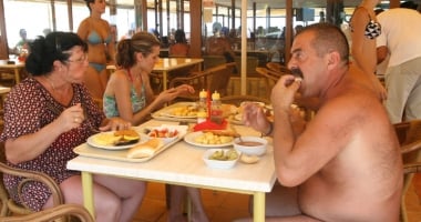 Stire din Social : Ce servesc la masă turiștii din Mamaia și Mangalia? Au fost confiscate tone de mâncare