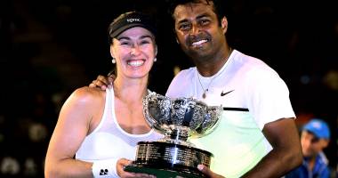 Stire din Sport : Tenis, Australian Open / Martina Hingis și Leander Paes, câștigători ai probei de dublu mixt