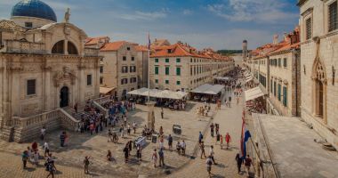 Stire din Actualitate : Primarul unui oraș faimos din Europa nu mai vrea trolere. Vrea să-i oblige pe turiști să le care în brațe