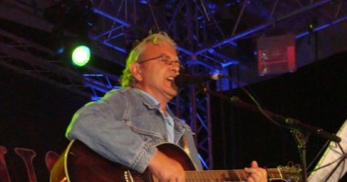 Stire din Cultură-Educație : Trubadurul Ducu Bertzi, în concert la "Harlequin"
