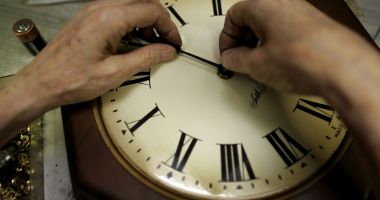 Stire din Social : Sâmbătă spre duminică trecem  la ora de iarnă. Dormim o oră în plus!