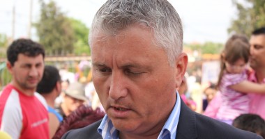 Stire din Politică-Administrație : Polițist local din Ovidiu, agresat de un cetățean ce vandaliza afișele PDL