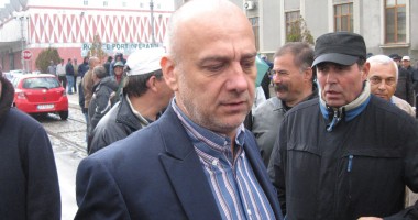Stire din Economie : Președintele BNS i-a cerut premierului Ungureanu  "să facă curățenie la CNAPMC"