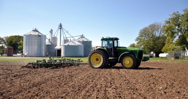 Stire din Economie : Dumnezeu ține cu agricultorii; guvernul, cu activiștii de partid