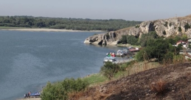 BARCĂ RĂSTURNATĂ PE DUNĂRE LA HÂRȘOVA. Trei victime cu hipotermie