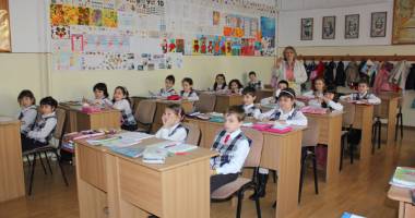Stire din Cultură-Educație : Elevii se întorc, astăzi, la școală
