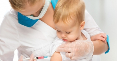 Stire din Sănătate : Ce este indicat să facem și să nu facem, după vaccinarea copiilor