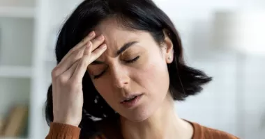 Stire din Sănătate : Durerea de cap în zona frunții și a ochilor, un simptom frecvent cu multiple cauze