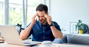 Foto - De ce vă doare capul după statul la calculator și cum să preveniți acest disconfort