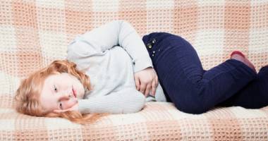 Stire din Sănătate : Durerile abdominale la copii. Semne de boală sau alimentație incorectă?