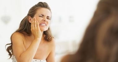 Stire din Sănătate : Scăpaţi de durerile de dinţi cu soluţii simple, făcute în casă