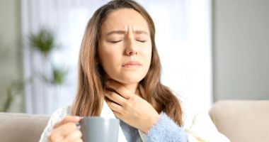 Ceaiurile și mierea ameliorează durerile din gât
