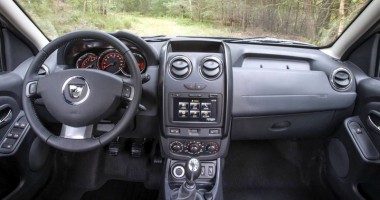Stire din Diverse : Primele imagini cu interiorul noului Duster