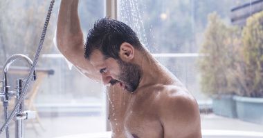 Stire din Sănătate : Dușurile reci vă mențin pielea fermă și viguroasă