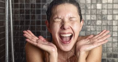 Stire din Sănătate : Duşurile scoţiene au o mulţime de beneficii. Le-aţi încercat vreodată?