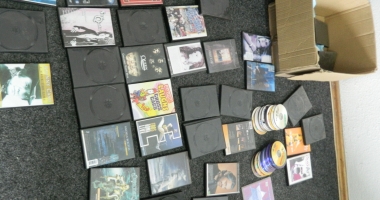 Stire din Eveniment : Trei bărbați care vindeau dvd-uri piratate au rămas fără marfă
