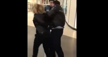 Stire din Eveniment : Femeie reținută într-un complex comercial, după ce a lovit polițiștii sesizați că aceasta și-ar fi agresat copilul