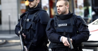 Stire din Actualitate : ALERTĂ LA PARIS. JAF LA UN MAGAZIN DE DIAMANTE