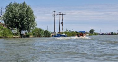 Stire din Eveniment : Ce spune Garda de Coastă despre ambarcațiunea eșuată pe brațul Chilia. A fost trimis elicopterul SMURD