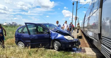 Accident care putea avea urmări grave, la Castelu. Un autoturism, lovit de un tren de călători - 6