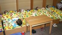 Stire din Social : Copiii se joacă printre cuie ruginite și dorm câte doi în pat