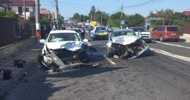 GALERIE FOTO/ Accident rutier grav în 23 August. Opt persoane au fost rănite - 3