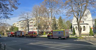 Stire din Eveniment : Alertă pe bulevardul Tomis! O persoană a căzut în casă, intoxicată cu fum