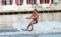 Prindeți viteză pe apă, la o cursă de schi nautic