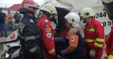 Șase persoane rănite, după ce un microbuz a căzut într-un șanț de 3 metri