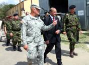 Stire din Eveniment : Președintele Băsescu a vizitat tehnica militară americană din baza de la Kogălniceanu