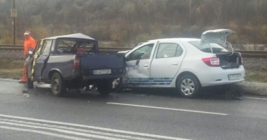 Stire din Eveniment : GRAV ACCIDENT RUTIER. Doi oameni au murit, după ce o mașină a intrat pe constrasens
