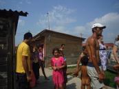 Stire din Politică-Administrație : Vecini de palier cu maidanezii, romii de la Biobaza Mangaliei îi cer socoteală primarului Claudiu Tusac