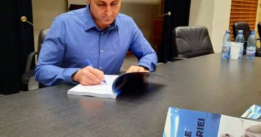 Stire din Eveniment : Premieră literară realizată de Pascale Roibu: o carte despre istoria scafandreriei în țara noastră