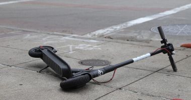 Stire din Eveniment : Accident rutier la Eforie Nord. Un copil a fost lovit de o trotinetă electrică pe trecerea de pietoni