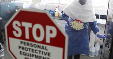 Stire din Actualitate : Sute de pasageri ai unui avion, plasați în carantină după ce un bărbat a glumit că are Ebola