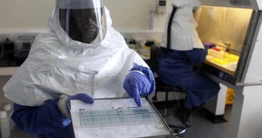 Stire din Actualitate : Șase români se află în Sierra Leone. Ce măsuri a dispus Ministerul Afacerilor Externe ca urmare a epidemiei de Ebola