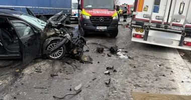 Stire din Eveniment : Accident grav cu două TIR-uri, un microbuz de marfă și o mașină. Doi răniți au ajuns la spital