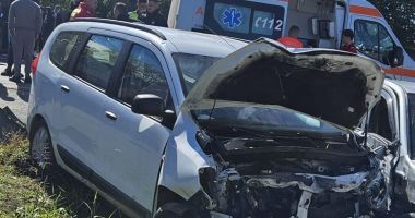 Stire din Eveniment : UPDATE Echipajele de prim-ajutor intervin de urgență în Cobadin, unde două mașini s-au lovit