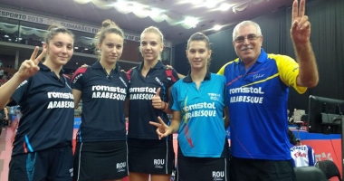 Echipa de junioare a României joacă cu trofeul pe masă
