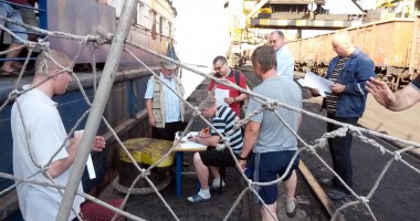 Stire din Economie : Echipajul de pe "Nikolai Meshkov", repatriat cu sprijinul ITF România