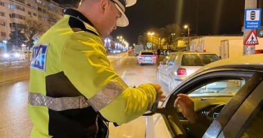 Stire din Eveniment : Un șofer a fost oprit pentru un control, dar poliţiştii au descoperit în maşină mai multe echipamente tactice
